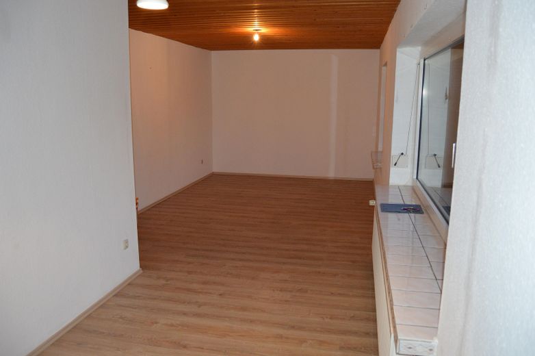 Mehrfamilienhaus provisionsfrei – 1 Einheit vermietet, 1 Einheit frei für Sie – WG 2: Wohnzimmer