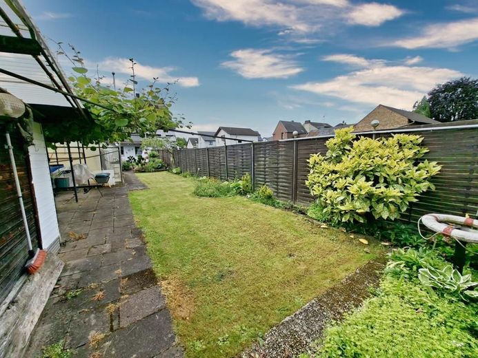CITYHOUSE: Einfamilienhaus mit viel Platz, Dachterrasse,  Traumgarten, Stellplatz für Wohnmobil, PKW – Gartenfläche