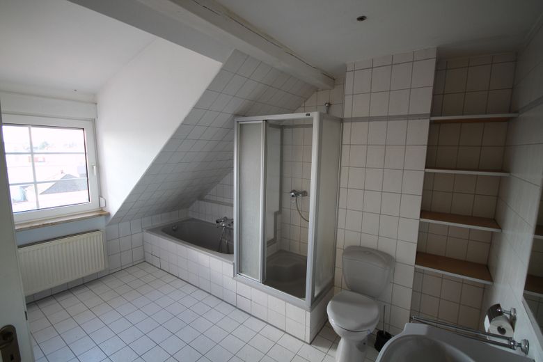 Lichtdurchflutete Komfort-Dachgeschoßwohnung für Zwei in schöner Wohnlage direkt in Neu-Isenburg – Bad 1