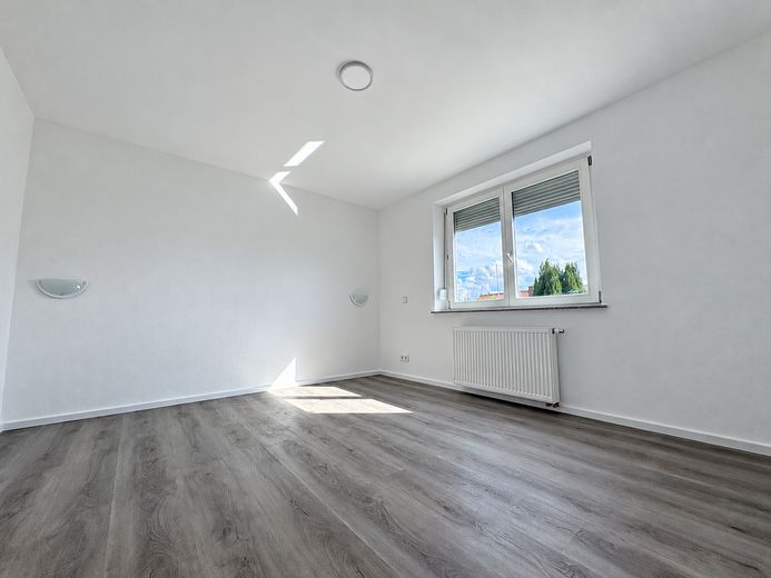 Freistehendes EFH in Toplage von Erbach – frisch renoviert, sonnig & ruhig – Schlafzimmer EG
