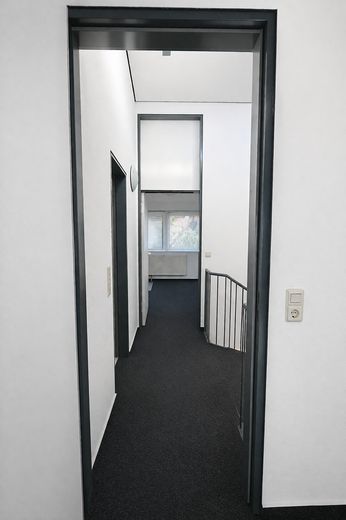 Blick vom Flur ins Schlafz.