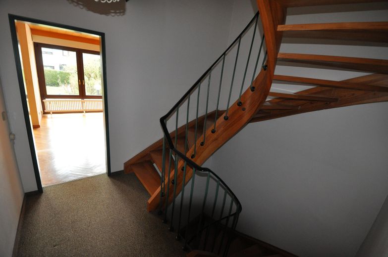 Privat: Familienfreundliches Reihenhaus mit Garten & Garage in bester Lage, Böblingen-Tannenberg – Treppenhaus