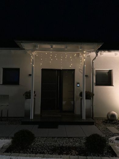 Eingangsbereich bei Nacht