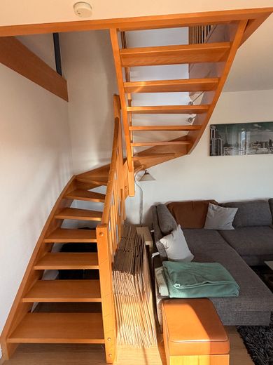 helle 2-Zimmer Wohnung mit Balkon – Treppe zu Schlafzimmer im DG