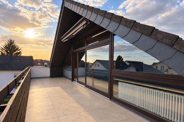 Dachgeschoss mit Charakter: 3 Zimmer, Fischgrätparkett, 26 m² Südterrasse, frei ab 01.11.