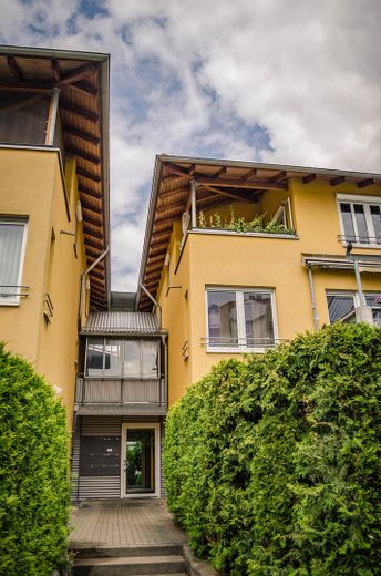 well-located maisonette condominium apartment with underground parking, only 200m to Wiesengrund! – Außenansicht Gebäude