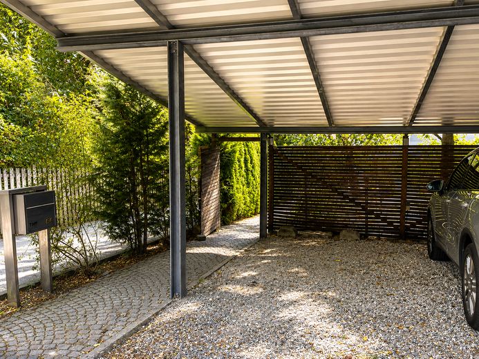 Modernes Haus in Oberursel nähe FIS und EDEKA – Carport für 2 SUV