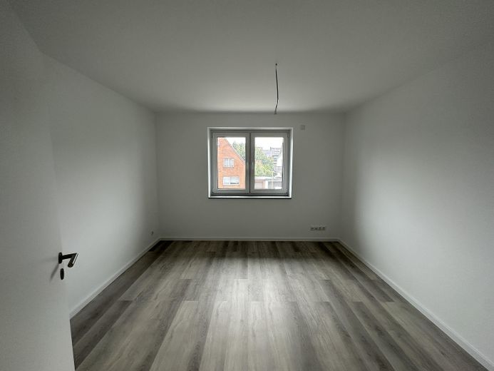 Premium 3-Zimmer-Maisonette-Wohnung mit offener Wohn-Ess-Küche, Dachterrasse & Fußbodenheizung – OG Gästezimmer