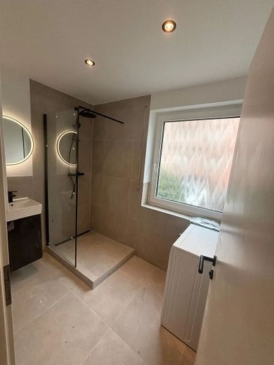 Möbliertes stylisches 20 m² Zimmer mit Balkon in guter Lage – Bad