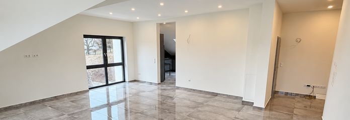 Attico di 4 locali di prima qualità con terrazza sul tetto e garage + posto auto – senza commissioni – Wohnzimmer