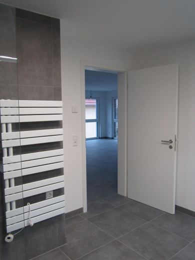 Neubau 2,5-Zimmer-Wohnung 2. OG in Herrenberg mit Küche, Garage, Wallbox, gehobene Ausstattung – Bad Handtuchheizkörper