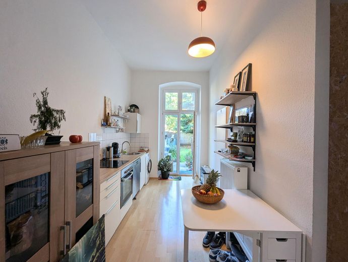 Düsseldorf-Eller’de kendine ait terası ve bahçesi bulunan büyüleyici 1 odalı eski yapı dairesi – Küche mit Gartenzugang