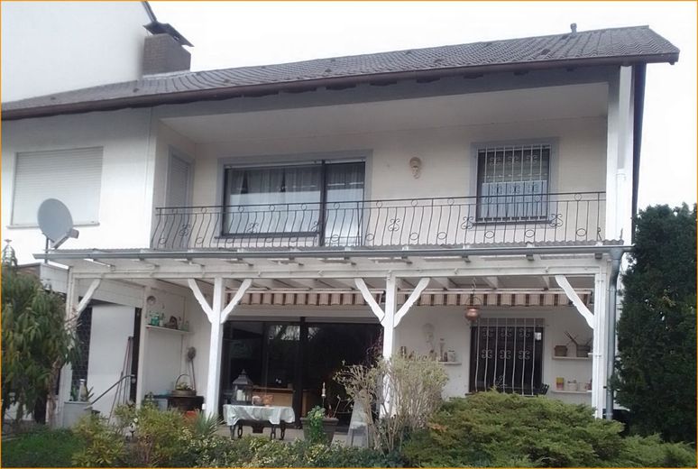Großes Einfamilienhaus auf großem Grundstück – Rückansicht