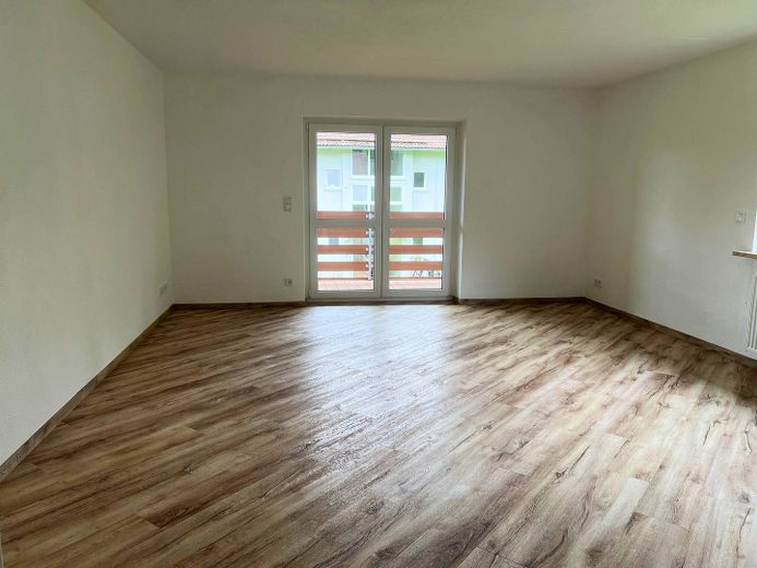 EINZIEHEN UND SPAREN: Große 3-Zimmer-Wohnung mit großem BALKON und EBK im staatlich anerkannten Naturerholungsort Lechbruck am See – Ansicht I: Wohnzimmer