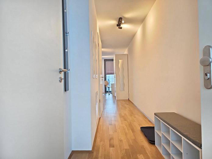 möblierte Neubauwohnung in zentraler Lage – Flur