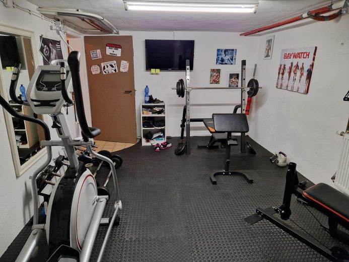 Rare perle immobilière dans un emplacement de premier choix, terrain à bâtir inclus – Fitnessraum