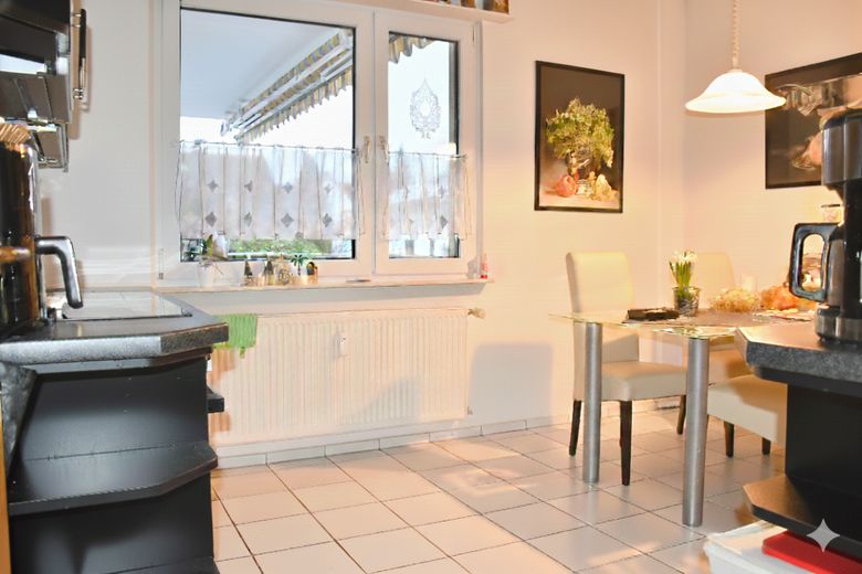 Freistehendes gepflegtes Zweifamilienhaus in Weiterstadt – EG: geräumige Küche