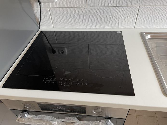 Helle Wohnung 15-10 in der Nähe der Uni – Induktionsfeld