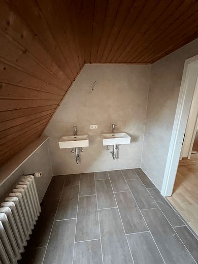Helle 3-Zimmer-Wohnung mit Dachgeschosscharakter in Dornstetten – Badezimmer