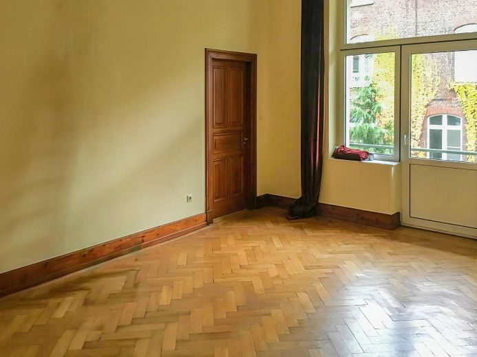 Düsseldorf'ta 2 balkonlu ve ankastre mutfaklı, özel ve hayranlık uyandıran 5 odalı eski bina dairesi – Schlafzimmer