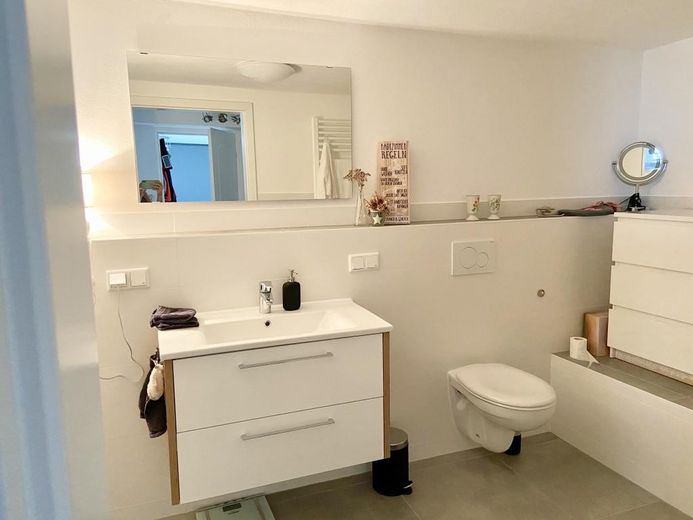 Gemütliche 2,5-Zimmer-Wohnung im Erdgeschoss eines 2-Parteien-Hauses in Freigericht-Somborn – Bad 1