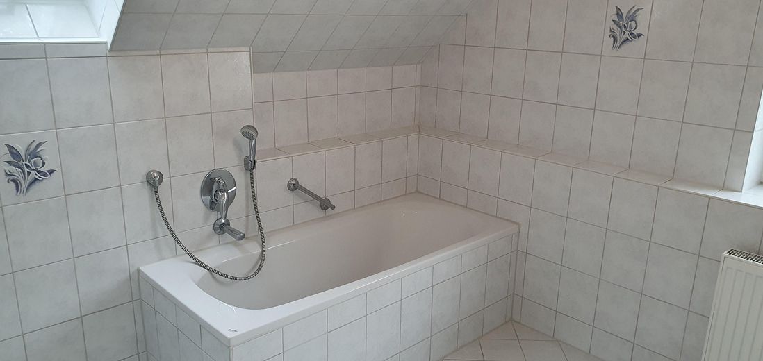 28 OG Bad; Wanne;Dusche;WC;