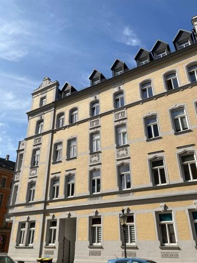 Großzügige und vermietete 1-Zimmer mit EBK, Dusche und Laminat in zentraler Lage! – Hausansicht