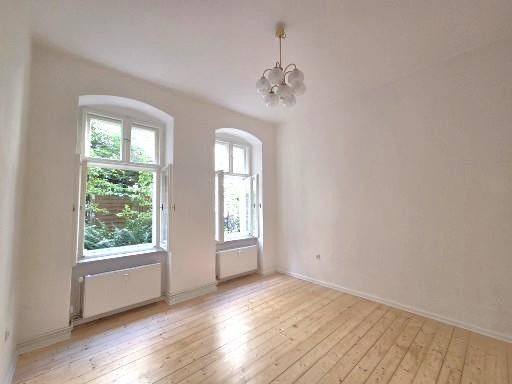 Provisionsfrei - gepflegte, helle Altbauwohnung in Nord-Neukölln – Wohnzimmer
