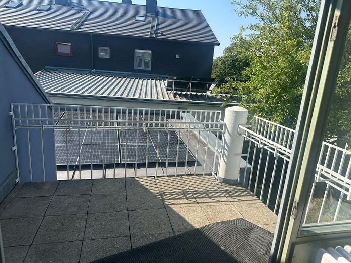 Urokliwe 2-pokojowe mieszkanie z przestronnym poddaszem użytkowym, balkonem i zabudową kuchenną w Vierkirchen – 9