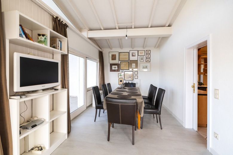Helles, modernes Einfamiienhaus mit Terrasse - Balkon + Garten in Hümmerich - Preisreduzierung! – Essbereich