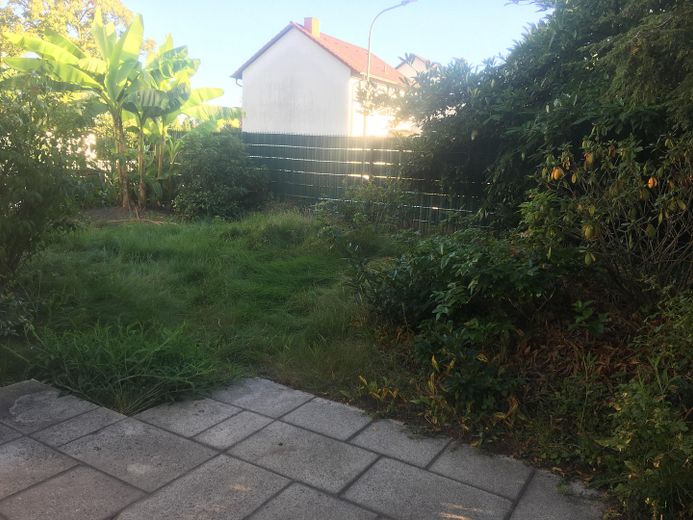 Traumhaftes Zweifamilienhaus mit Garten, Waldblick, Pool, Sauna & Mieteinnahmen – Vordergarten / Ausblick OG Bal