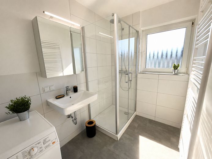 Ein Traum: Helle 3-Zimmer-Wohnung mit großem Balkon, Einbauküche und Garage – Bad
