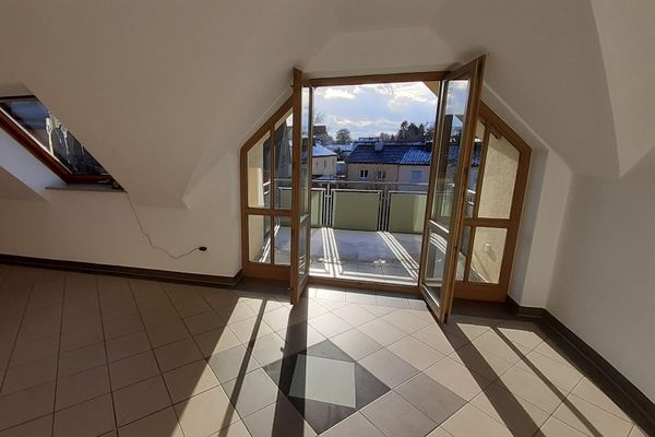 Gepflegte 3-Zimmer-Dachgeschosswohnung mit Balkon & Ausbaupotenzial – 67 m² in Aichach