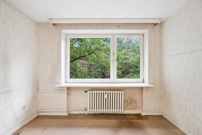 Renovierungsbedürftige 3-Zimmer-Wohnung aus Nachlass zu verkaufen – Schlafzimmer 1