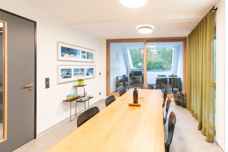 Mehr als ein Büro: Stilvolle Arbeitswelt mit Großzügigkeit und Charakter – Besprechungsraum mit Loggia