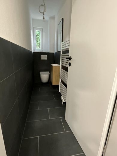 **SPRZEDAŻ PRYWATNA dom bliźniaczy / PIERWSZE ZASIEDLENIE po CAŁKOWITEJ RENOWACJI / nowa KUCHNIA NOBILIA / spokojna DZIELNICA MIESZKALNA** – Gäste-WC (EG)