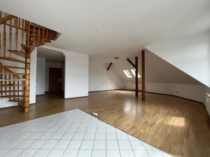 Helle und vermietete Maisonette DG 2-Zi. mit Balkon, Aufzug, Laminat, Wanne und Dusche in Bestlage * – offene Küche mit Blick ins Wohnzimmer