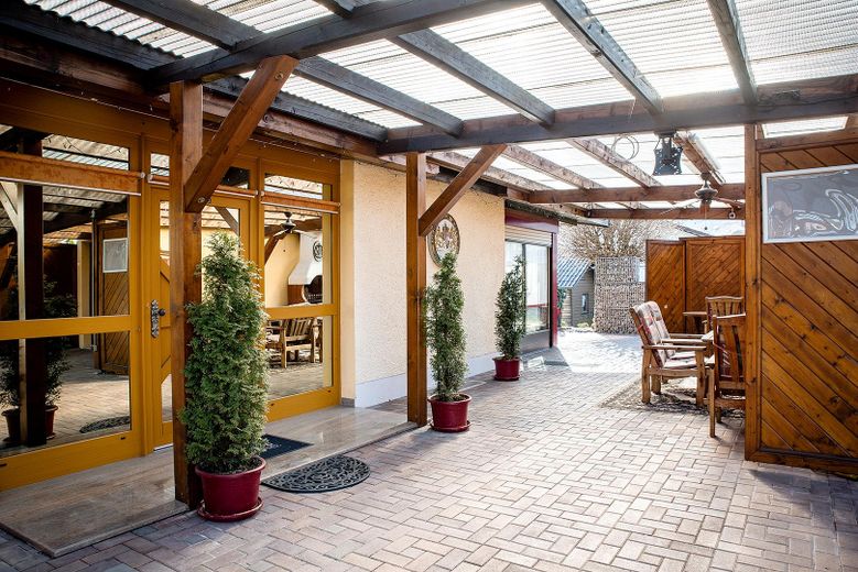 Charmantes Einfamilienhaus mit Garten und drei Garagen in Roding-Wetterfeld – Foto 3