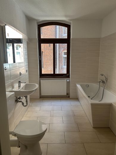 3-room apartment at Reil-Eck in Halle – Bad mit Badewanne und Dusche