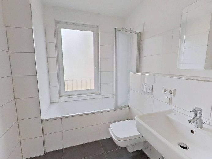 Moderne 3-Zimmer-Wohnung mit EBK und großem Balkon! – Ansicht I: Bad