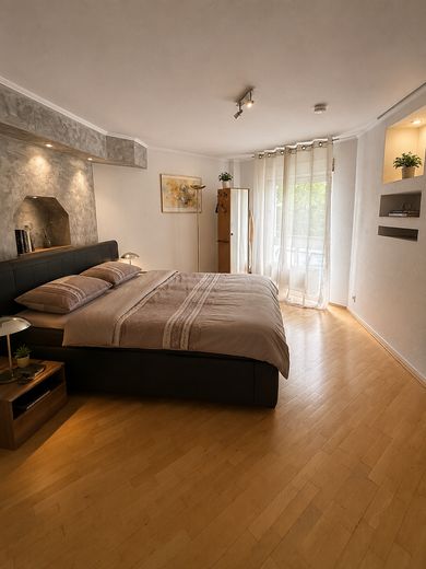 CHARMANTES EINFAMILIENHAUS MIT LICHTDURCHFLUTETEM WINTERGARTEN AUF IDYLLISCHEM GRUNDSTÜCK – Schlafzimmer