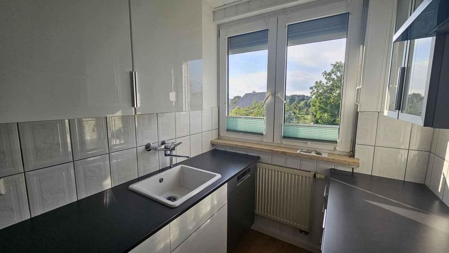 Appartement rénové de 3 pièces avec cuisine intégrée + cheminée – éligible à l’allocation logement, libre immédiatement – Küche mit Einbauküche 3