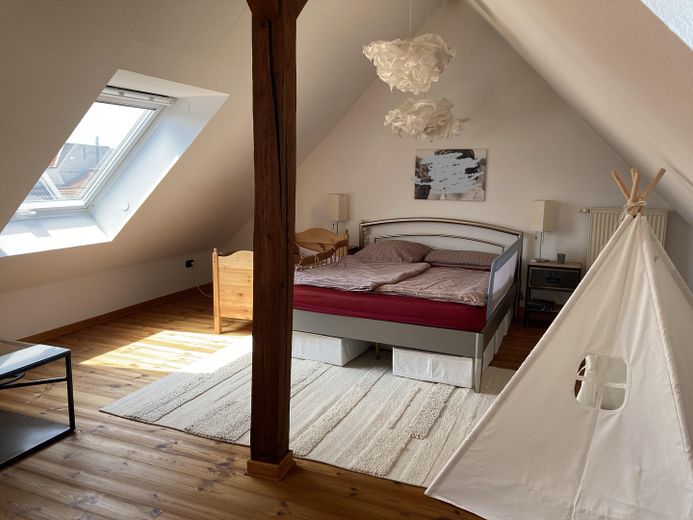 Magnífico apartamento dúplex de época de 3,5 habitaciones con cocina equipada en el corazón de Mannheim – Schlafzimmer