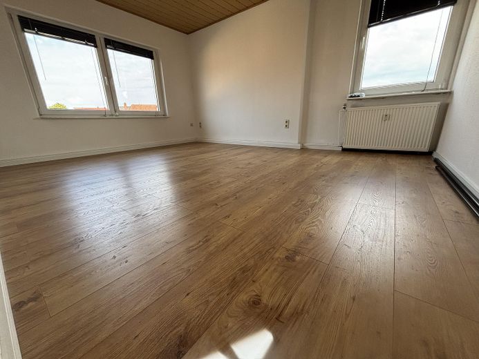 3 Zimmer, überdachter Balkon, ruhiges Haus, EBK, Tageslichtbad mit Wanne und Dusche – Schlafzimmer mit 2 Fenstern