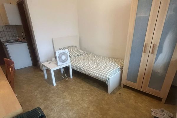 1 Zimmer voll möbliertes Appartement, 19 qm im 2. OG mit, in Toplage in Kaiserslautern zu vermieten.