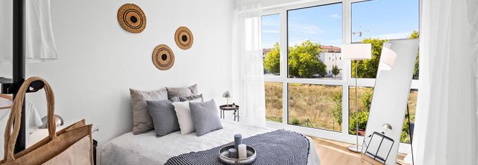 Emménagez et sentez-vous chez vous - Appartement moderne de 2 pièces, libre immédiatement – Schlafzimmer mit Ausblick