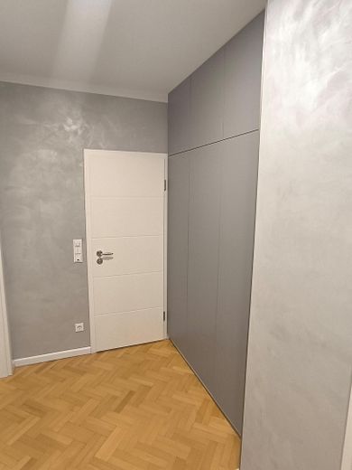 Exklusive-Top-Stadtwohnung über den Dächern von Saarbrücken – Flur mit Wandschrank