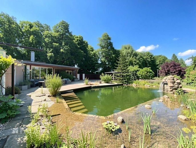 +++ Elegantes Zweifamilienhaus mit großem Garten, Badeteich inkl. Poolhaus +++ – Garten mit Schwimmteich