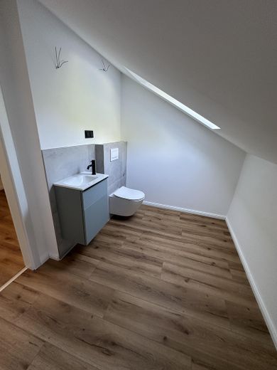 Finanzierbareres 3 Familienhaus für Familien in Mittenaar, tolle Möglichkeit für Kapitalanleger – Bad klein Wohnung 2