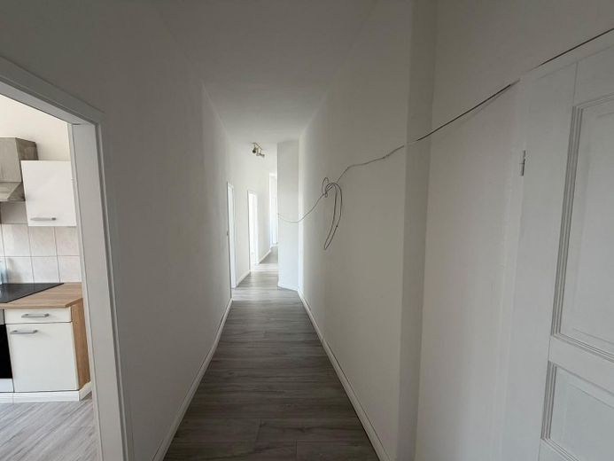 Erstbezug nach Sanierung: helle 3-Zimmer Altbau Whg. mit EBK im Herzen der Stadt – Flur